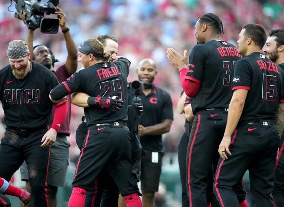 Reds look to extend win streak against reeling Padres Reds look to extend win streak against reeling Padres