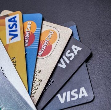 How to Juggle Multiple Credit Cards (Without Going Into Debt) How to Juggle Multiple Credit Cards (Without Going Into Debt)
