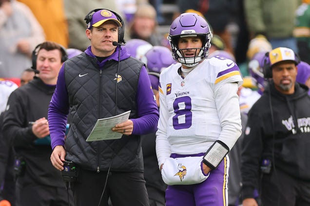 Kirk Cousins got hurt, but he shouldn’t have been on the Vikings’ roster Kirk Cousins got hurt, but he shouldn’t have been on the Vikings’ roster