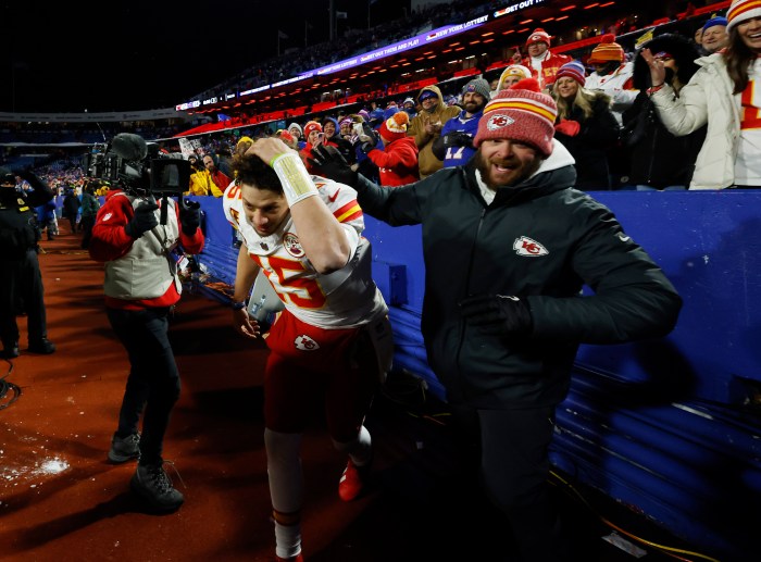 Kansas City Chiefs quarterback Patrick Mahomes adds to historic résumé with road win Kansas City Chiefs quarterback Patrick Mahomes adds to historic résumé with road win