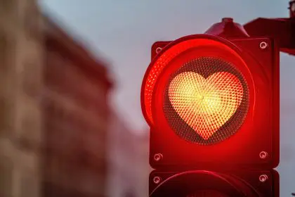 Navigating mixed signals: When dating becomes mind games Navigating mixed signals: When dating becomes mind games