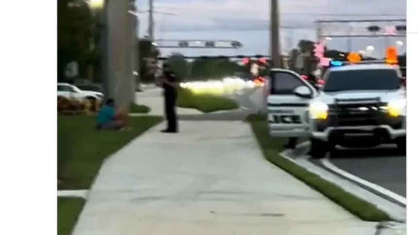 ‘Must Have Been So Scared’: Woman Pretending to Be ‘Auntie’ Walks Up on Police Stop Involving Black Teen and What Happened Next Had Everyone Cheering ‘Must Have Been So Scared’: Woman Pretending to Be ‘Auntie’ Walks Up on Police Stop Involving Black Teen and What Happened Next Had Everyone Cheering