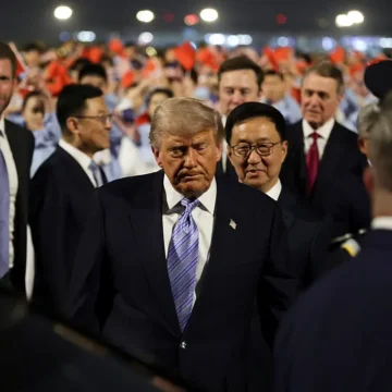 ‘He Can’t Walk’: Global Chaos Erupts After Trump Nearly Takes Down World Leader Mid-Walk and Mysterious Woman Rushes In ‘He Can’t Walk’: Global Chaos Erupts After Trump Nearly Takes Down World Leader Mid-Walk and Mysterious Woman Rushes In