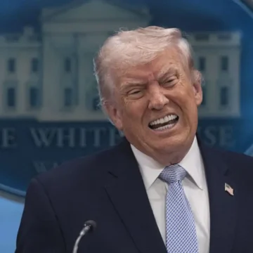 ‘No Way’: White House Posts Embarrassing Trump Pic — As Viewers Spot One Detail Staff Clearly Didn’t Notice ‘No Way’: White House Posts Embarrassing Trump Pic — As Viewers Spot One Detail Staff Clearly Didn’t Notice