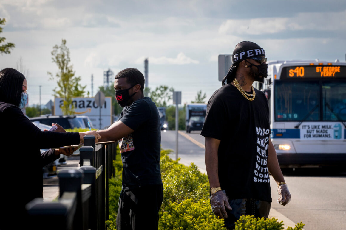 Amazon Workers on Staten Island Aim for Union Vote