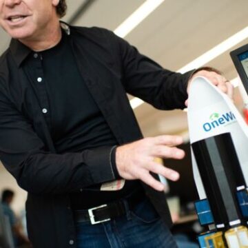 Firm planning 100,000 satellites claims it will “clean space” by capturing debris