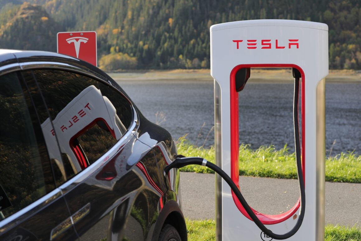 Plug-In Hybrid Cars Gain Ground in Race With Electric Rivals