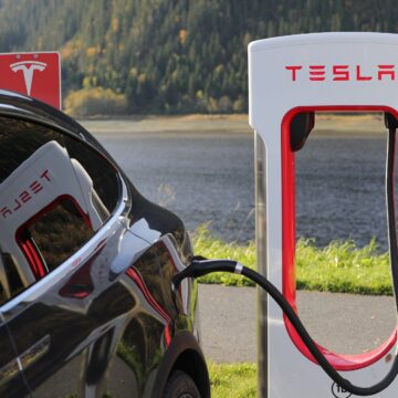 Plug-In Hybrid Cars Gain Ground in Race With Electric Rivals