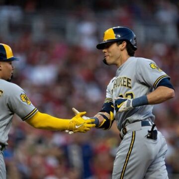 Brewers finish sweep of Reds for control of NL Central