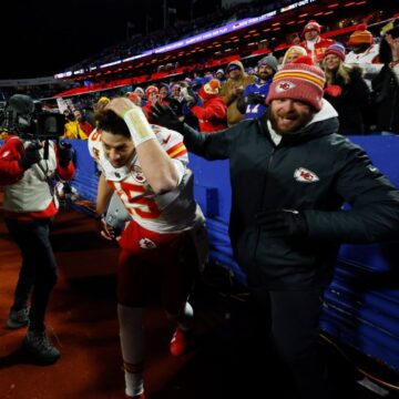 Kansas City Chiefs quarterback Patrick Mahomes adds to historic résumé with road win