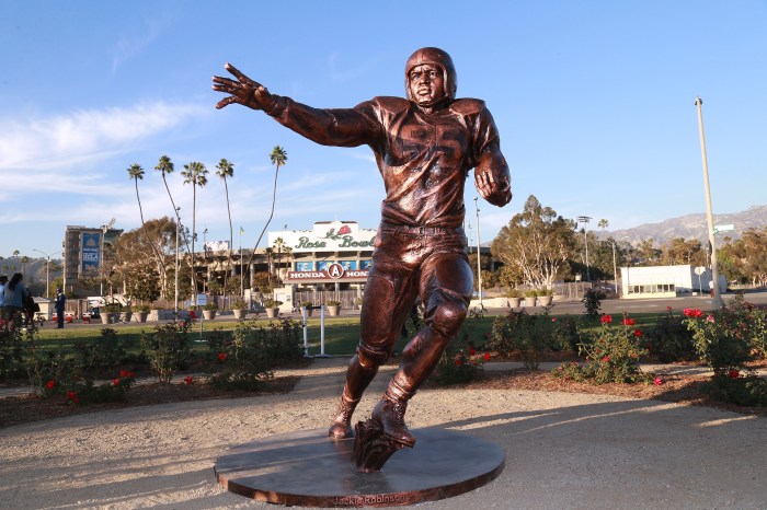 Stolen Jackie Robinson statue in Kansas leaves baseball community asking why Stolen Jackie Robinson statue in Kansas leaves baseball community asking why