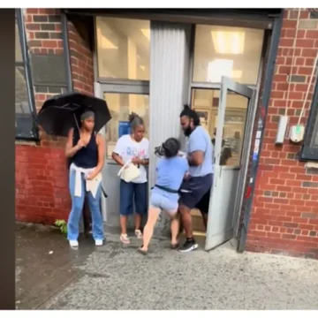 ‘She Was Determined’: Viral Video of Woman Struggling to Physically Move Postal Worker Out of the Way to Drop Off Packages Before Closing Draws Mixed Reactions