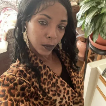 ‘They All Jumped Her’: Mother of Four Killed Protecting Daughter in Brawl Involving 20 Women Sparked by Social Media Feud