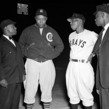 Kenny Lofton helps remember Black baseball’s Cleveland Buckeyes Kenny Lofton helps remember Black baseball’s Cleveland Buckeyes