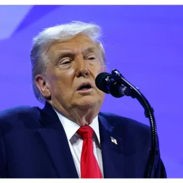 ‘Something’s Off!’: Viewers Swear They’ve Cracked the Mystery Behind Trump’s Rare AF1 Delay — and the Way He Stumbled Through Davos Just Made the Whole Thing Feel Louder