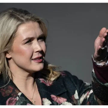 ‘Storms Off Like a Petty … B—!’: Karoline Leavitt Melts Down Mid-Briefing, Fires Off One Insane Line Nobody Expected — Then Abruptly Bails as the Fallout Explodes