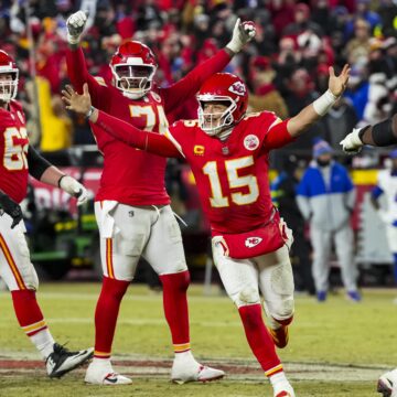 Warren Moon’s heart is with the Seattle Seahawks in the NFC Championship Game