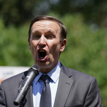 Dem Senator Who Declared Biden Competent and Effective Tries to Alert the Press About Trump’s Condition