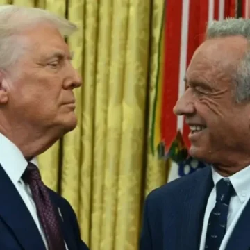 ’Might Be Worse Than Trump’: New Pic of Trump and RFK Jr ’Might Be Worse Than Trump’: New Pic of Trump and RFK Jr. Sparks Concern After Eagle-Eyed Viewers Notice the Same Strange Thing About Their Hand