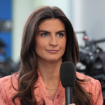 NYT Reporter Runs to CNN's Kaitlan Collins After Trump 'Attacks' Him on Air Force One NYT Reporter Runs to CNN’s Kaitlan Collins After Trump ‘Attacks’ Him on Air Force One