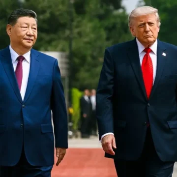 ‘What In the World’: Trump Flies Across the World to Intimidate Xi but His Ridiculous Alpha Strut Gets Torn Apart as Horrified Fans Beg Him to Stop ‘What In the World’: Trump Flies Across the World to Intimidate Xi but His Ridiculous Alpha Strut Gets Torn Apart as Horrified Fans Beg Him to Stop