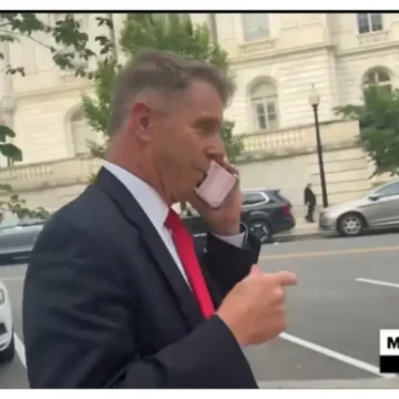 ‘Coward’: GOP Congressman Scrambles for His Phone the Second a Reporter Corners Him — Then Viewers Spot What He Left Visible and Exposes Him Instantly ‘Coward’: GOP Congressman Scrambles for His Phone the Second a Reporter Corners Him — Then Viewers Spot What He Left Visible and Exposes Him Instantly