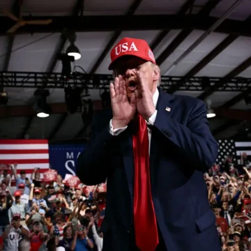 ‘It’s Obvious’: Trump’s Shrinking Rally Exposed as Cameras Catch Supporters Over His Shoulder Doing Something That Has Folks Convinced It’s All Staged