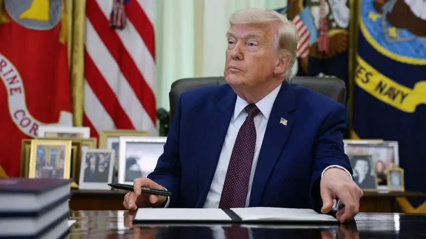 ‘Looked Half Rotted’: Trump Struggles to Sign His Name — Then a Close-Up of His Hand Has Viewers Taking a Second Look at What He’s Been Hiding