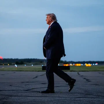 Trump Walks Right Past The Beast’s Open Door Toward an Empty Field Before Secret Service Steps In, Sending Viewers Into a Frenzy