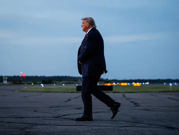 Trump Walks Right Past The Beast’s Open Door Toward an Empty Field Before Secret Service Steps In, Sending Viewers Into a Frenzy Trump Walks Right Past The Beast’s Open Door Toward an Empty Field Before Secret Service Steps In, Sending Viewers Into a Frenzy
