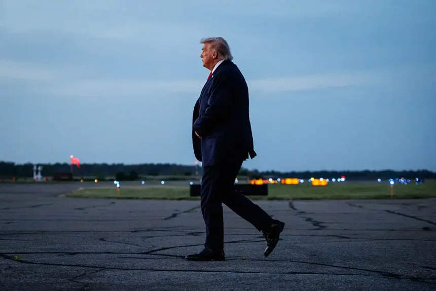 Trump Walks Right Past The Beast’s Open Door Toward an Empty Field Before Secret Service Steps In, Sending Viewers Into a Frenzy Trump Walks Right Past The Beast’s Open Door Toward an Empty Field Before Secret Service Steps In, Sending Viewers Into a Frenzy