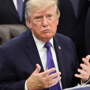 ‘What Is Happening Here?!’: Trump Says He Can Go After Obama, Biden and Hillary Clinton, Then Viewers Spot What’s Behind Him and Can’t Turn Away ‘What Is Happening Here?!’: Trump Says He Can Go After Obama, Biden and Hillary Clinton, Then Viewers Spot What’s Behind Him and Can’t Turn Away