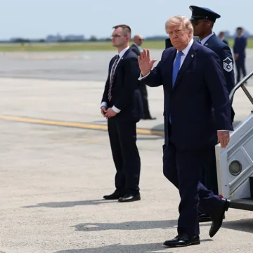 ‘Wow It Is Noticeable’: Trump’s Short Walk to Air Force One Has Viewers Staring Days After That Strange Leg Swing Left Many Saying He’s Getting Worse