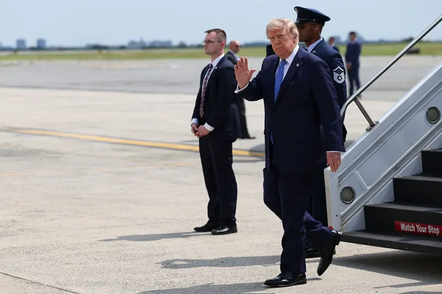 ‘Wow It Is Noticeable’: Trump’s Short Walk to Air Force One Has Viewers Staring Days After That Strange Leg Swing Left Many Saying He’s Getting Worse ‘Wow It Is Noticeable’: Trump’s Short Walk to Air Force One Has Viewers Staring Days After That Strange Leg Swing Left Many Saying He’s Getting Worse
